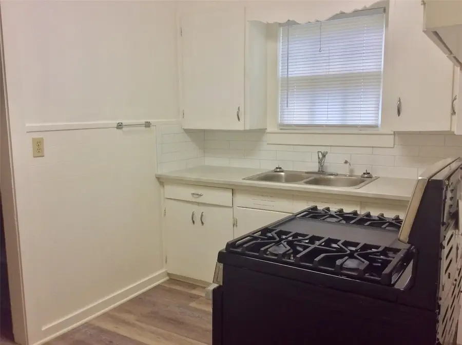 406 N Broadway St, Caldwell, TX 77836 - #3