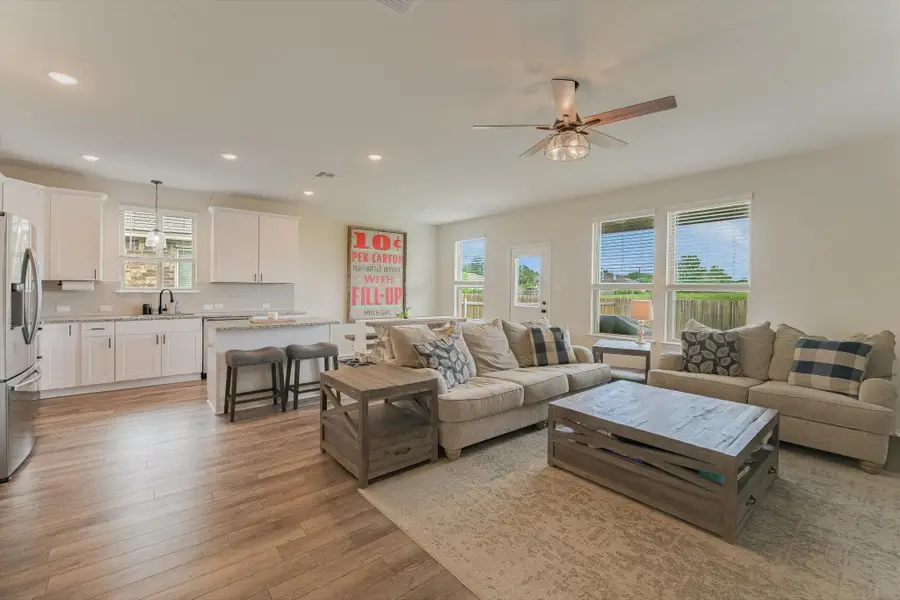 1915 T H Johnson Dr, Taylor, TX 76574 - #2