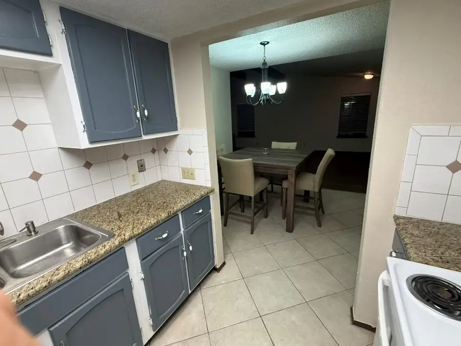 907 E Meadowmere Ln, Austin, TX 78758 - Image #2