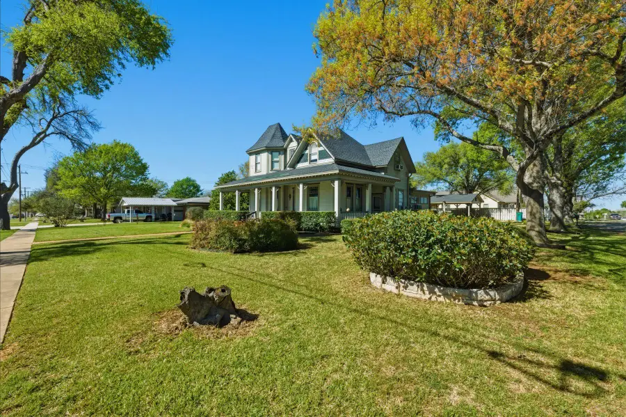 100 W 11th St, Elgin, TX 78621 - #2