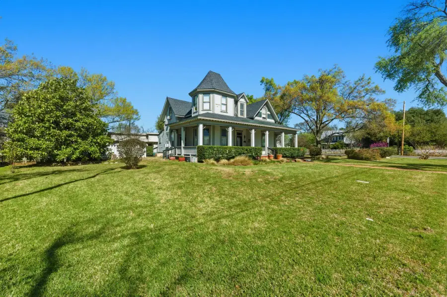 100 W 11th St, Elgin, TX 78621 - #3