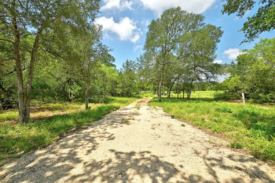 544 Coastal Ln, Luling, TX 78648 - #2