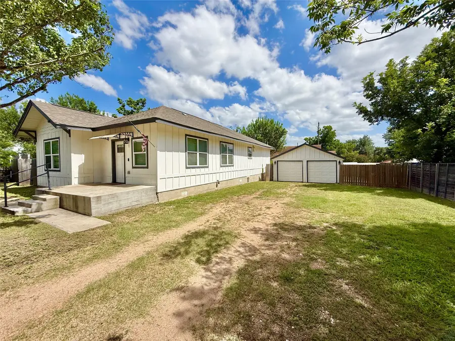 1401 W 7th St, Taylor, TX 76574 - #2