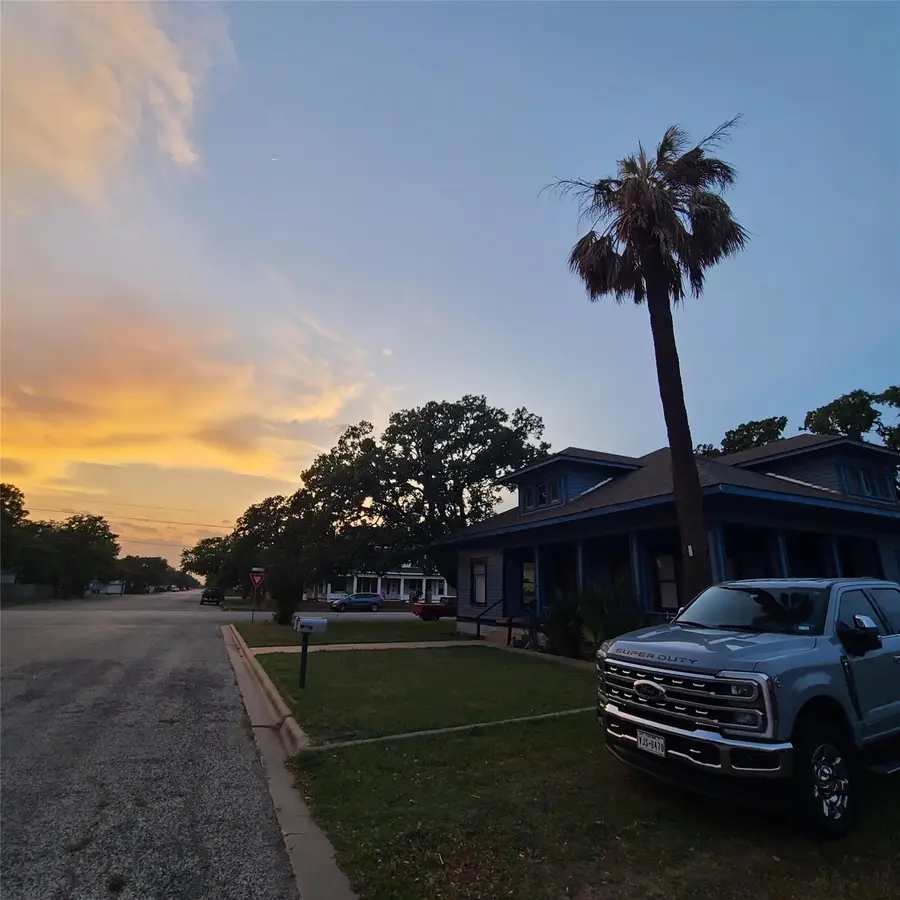 615 E Washington St, Giddings, TX 78942 - #3