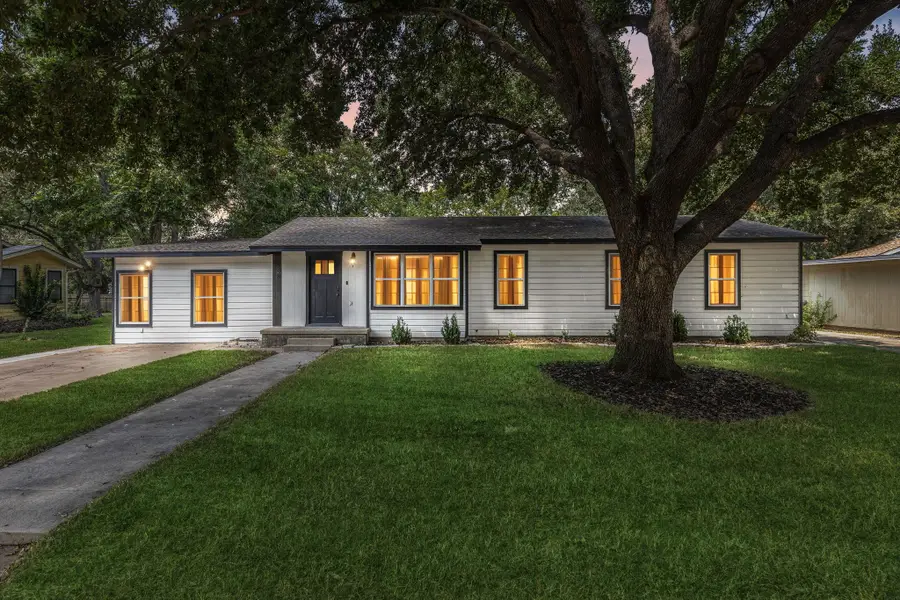 908 Kent St, Taylor, TX 76574 - Image #2