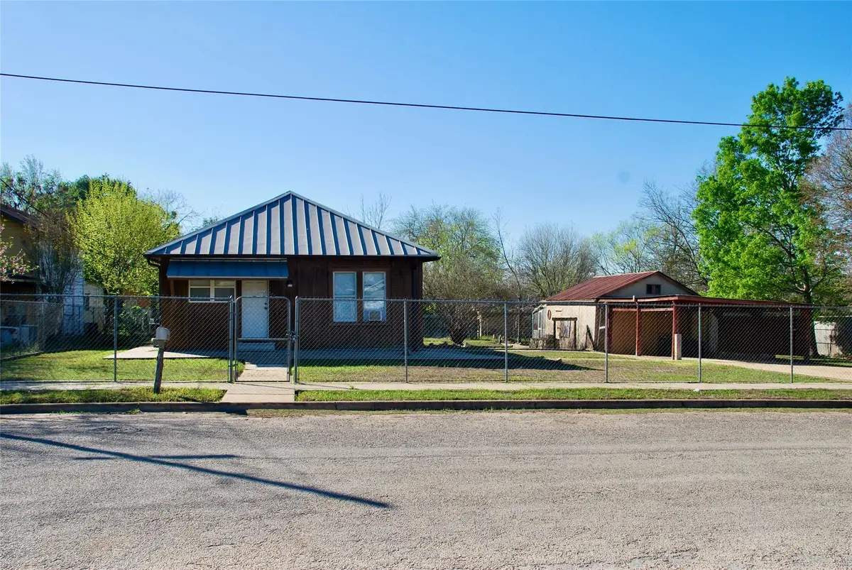 125 W Wallace St, Gonzales, TX 78629 - #1