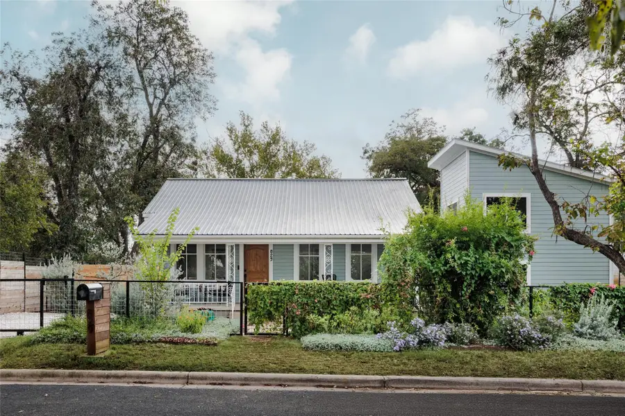829 Gullett St, Austin, TX 78702 - Image #2