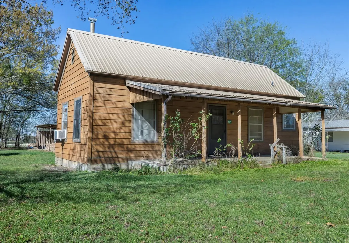 809 N Main St, Lexington, TX 78947 - #1
