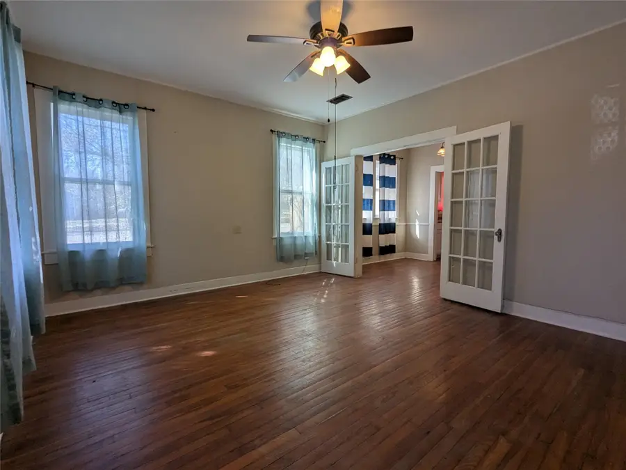 207 W 5th St, Lampasas, TX 76550 - Image #3