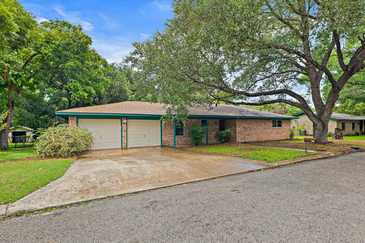 215 Memorial Dr, Luling, TX 78648 - #1