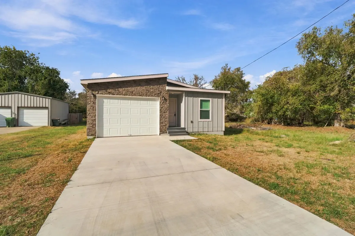 404 Bridge St, Cuero, TX 77954 - #1