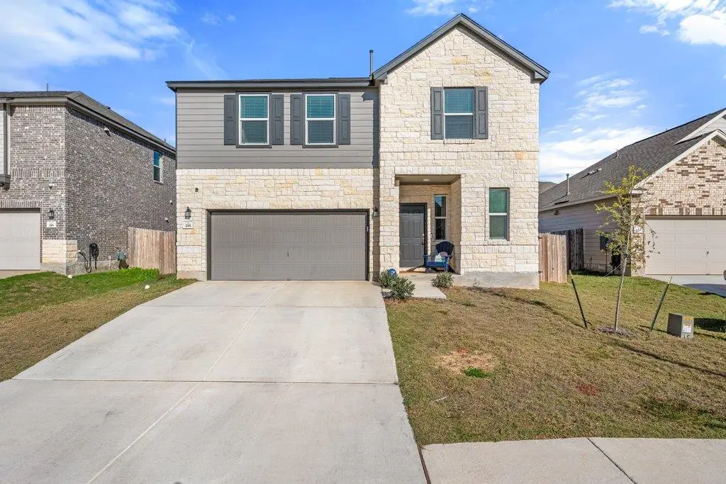 218 Summit Dr, Lockhart, TX 78644 - Image #1