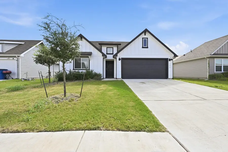 326 N Richland Dr, Lockhart, TX 78644 - #2