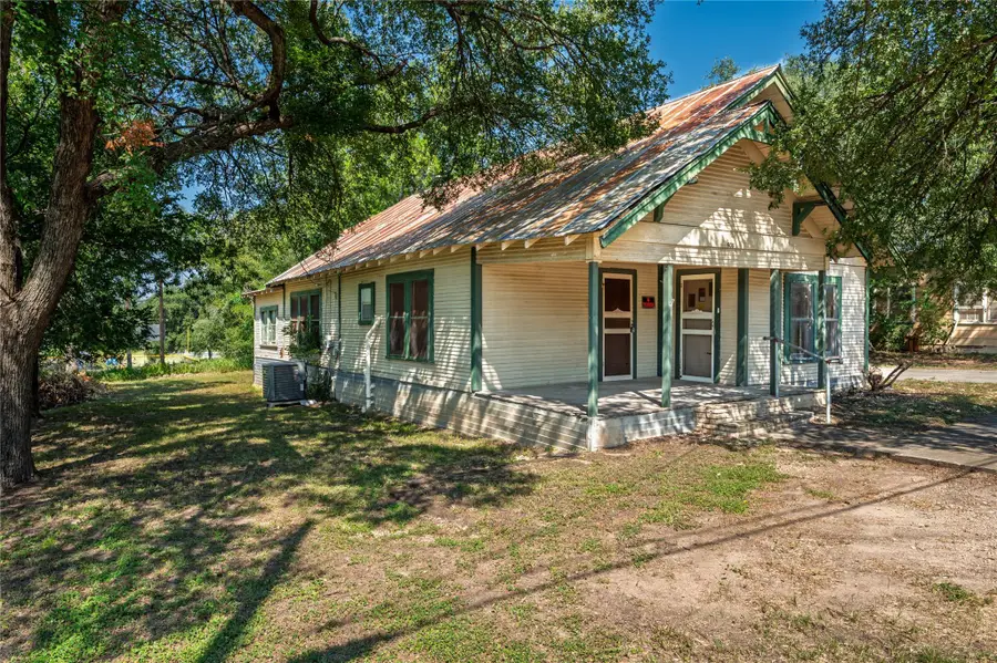 908 Campbell St, Lampasas, TX 76550 - Image #2