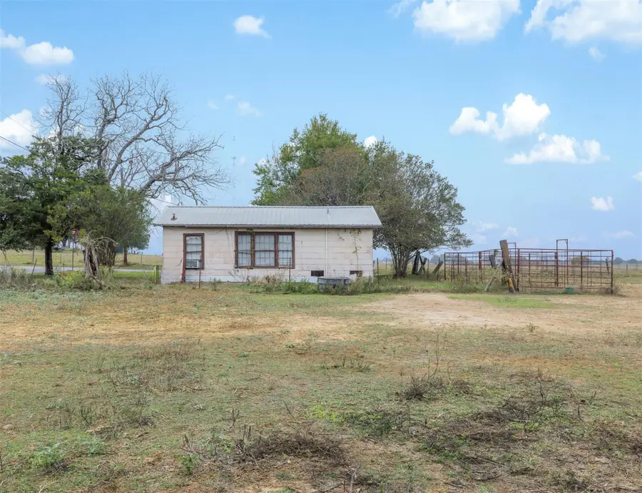 621 10th St, Lexington, TX 78947 - Image #2