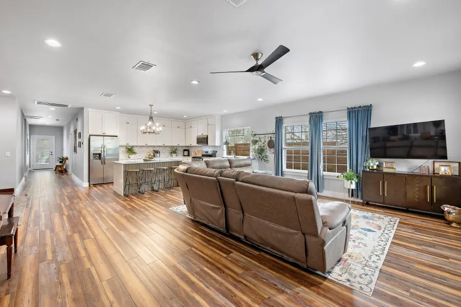 611 Elliott St, Taylor, TX 76574 - #3