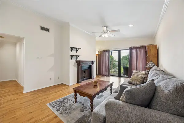 409 E 38th St #302, Austin, TX 78705