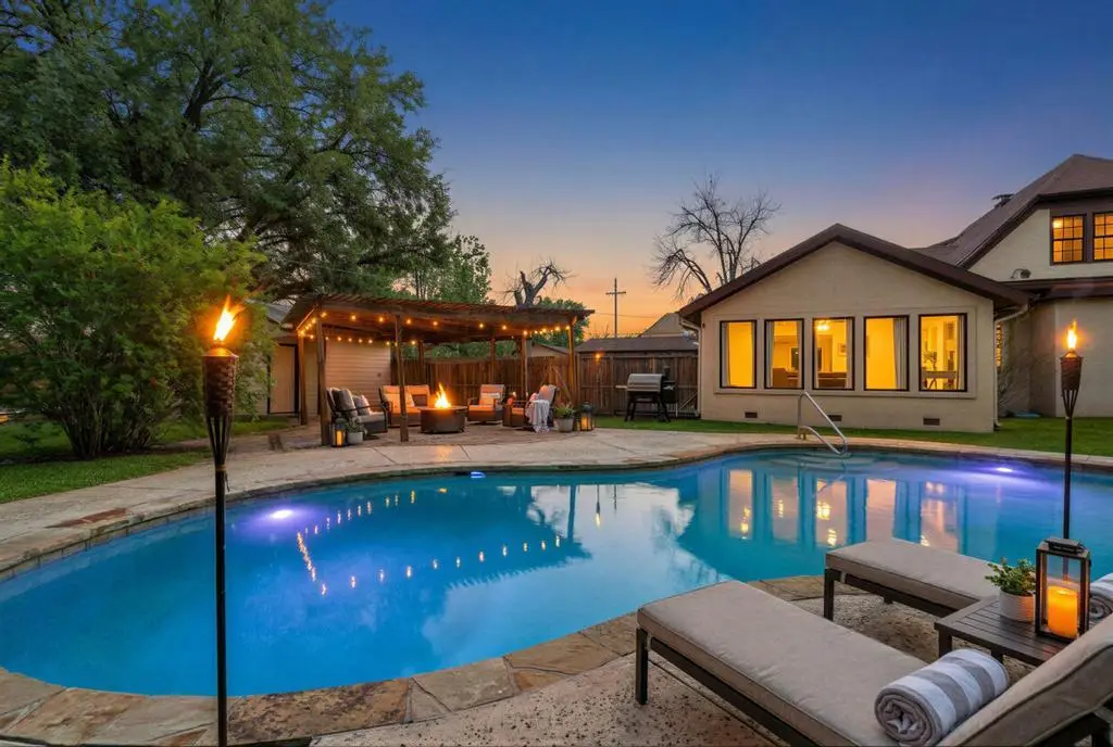 300 Mills St, Smithville, TX 78957 - #1