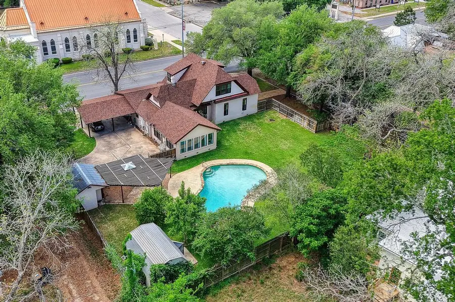 300 Mills St, Smithville, TX 78957 - #2