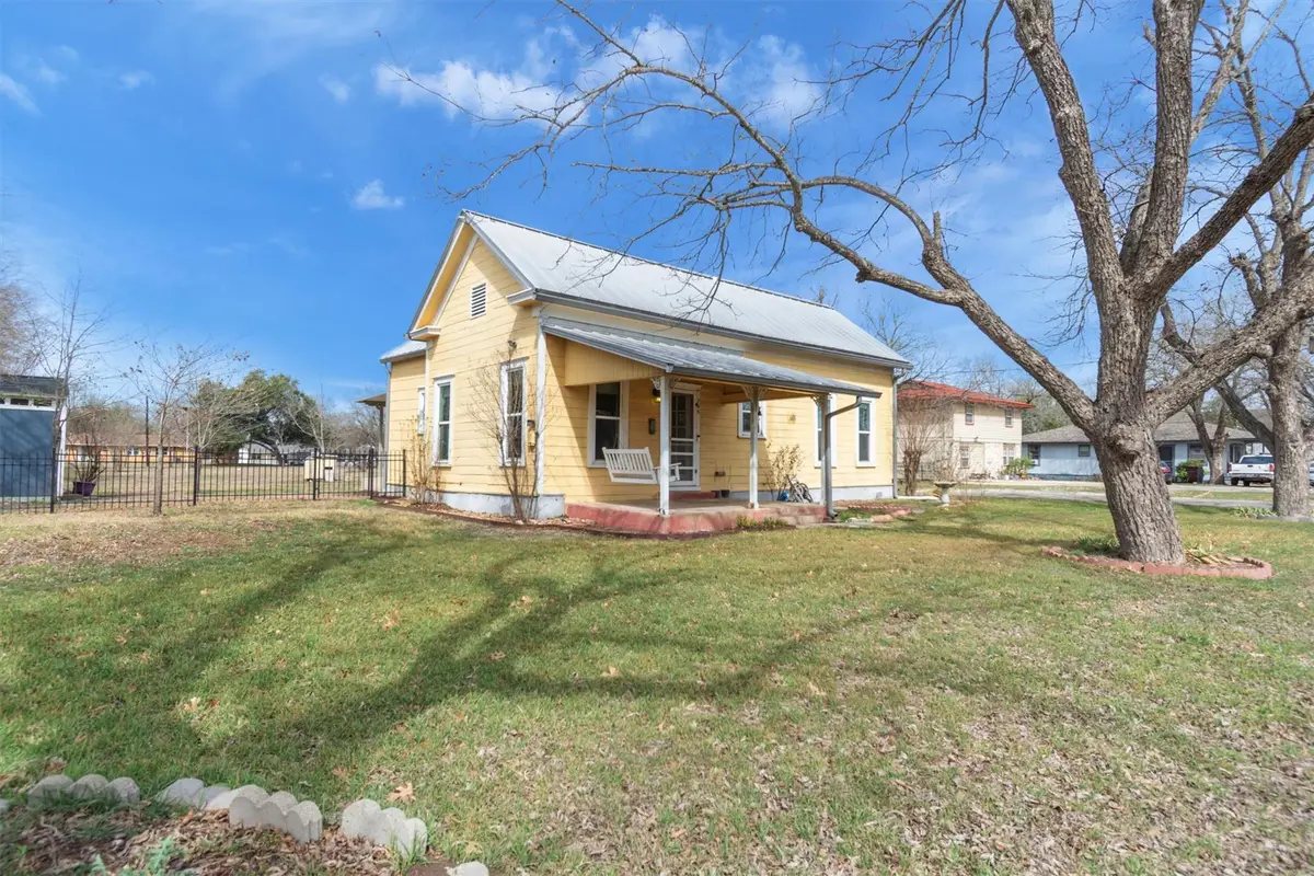 703 Bois D'arc St, Lockhart, TX 78644 - #1