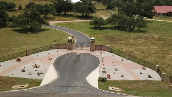 181 Kadens Blf, Round Mountain, TX 78663