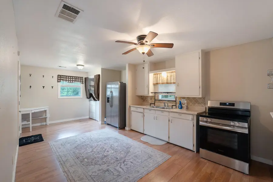 515 Wyeth St, Taylor, TX 76574 - #3