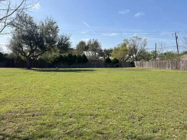 1005 Th Johnson Dr, Taylor, TX 76574