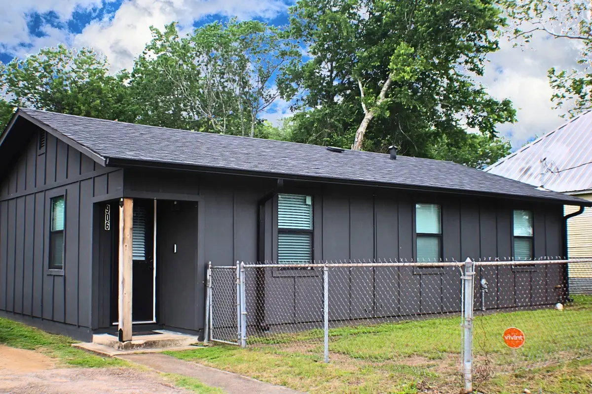 906 E Live Oak St, Lockhart, TX 78644 - #1