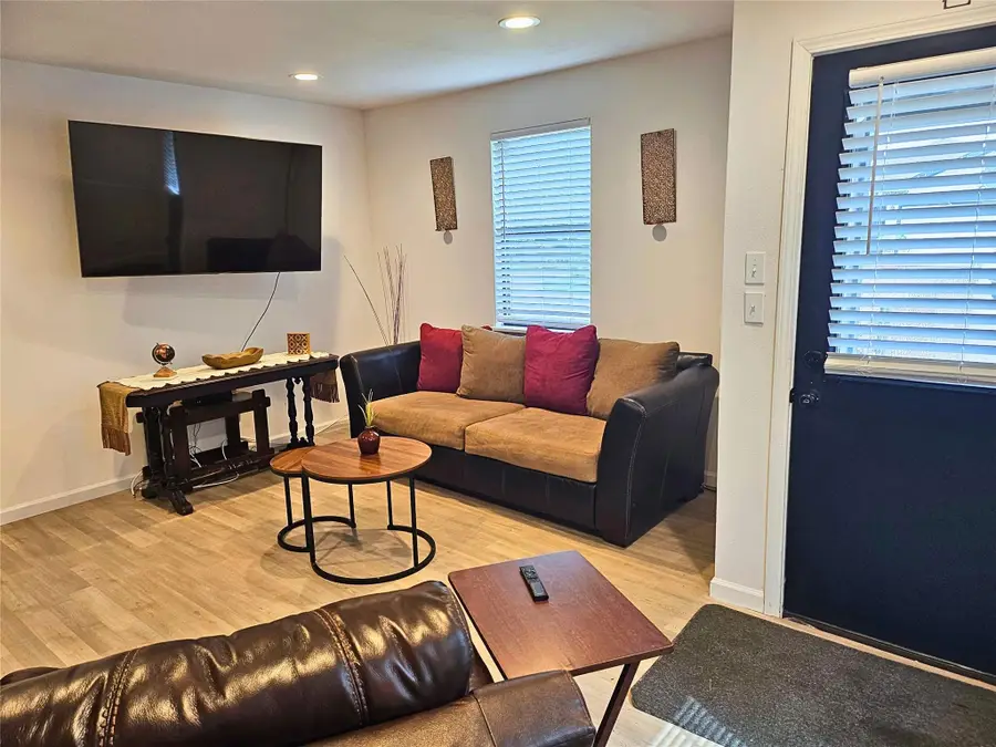 906 E Live Oak St, Lockhart, TX 78644 - #2