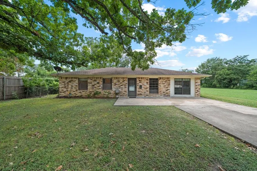 213 Atascosa St, Lockhart, TX 78644 - #2