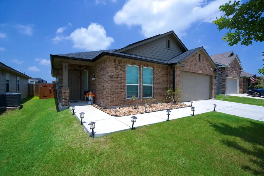 1041 Dumfries Dr, Seguin, TX 78155 - #2