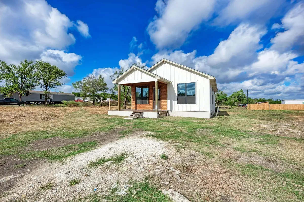 122 Los Fresnos Dr, Dale, TX 78616 - #1