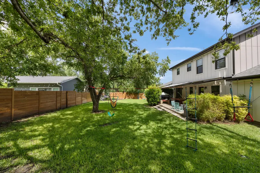 300 E Bluebonnet Ln, Johnson City, TX 78636 - #2