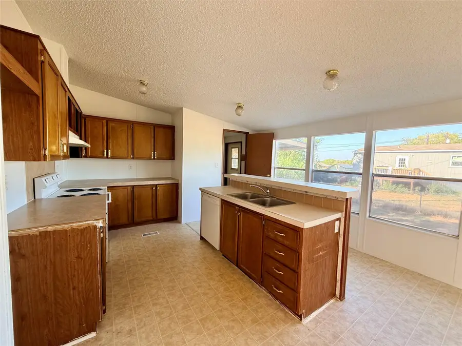 414 Avenue F, Lexington, TX 78947 - #2