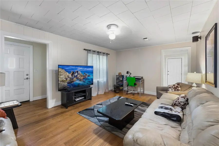 414 E Eblin St, La Grange, TX 78945 - #2