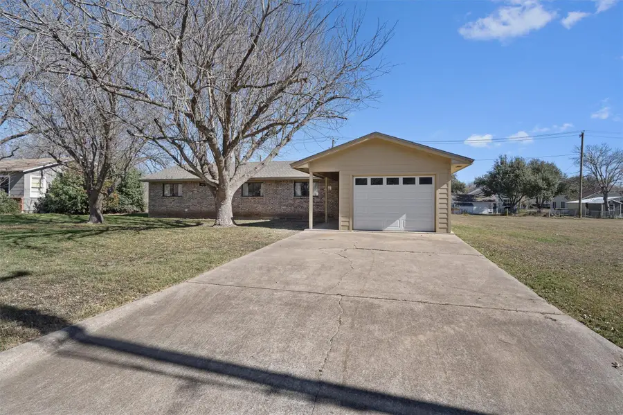 914 Victoria St, Taylor, TX 76574 - Image #2