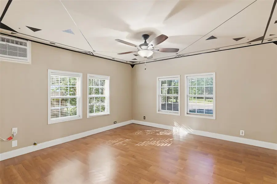 717 N Heideke St, Seguin, TX 78155 - Image #3