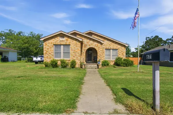 671 N Leon St, Giddings, TX 78942