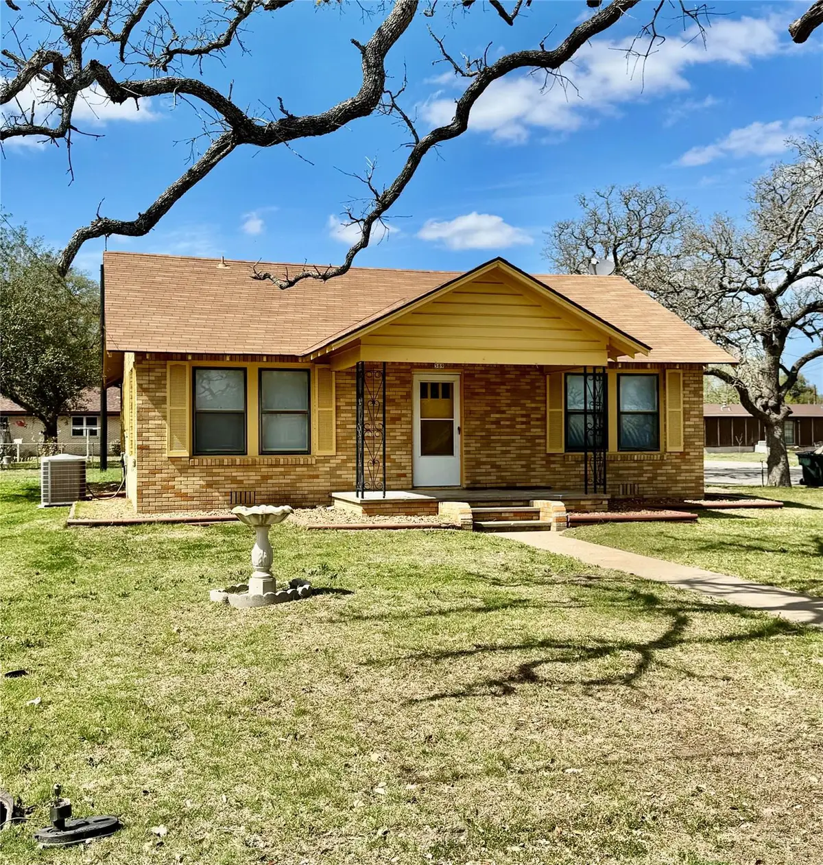 589 N Chambers St, Giddings, TX 78942 - #1