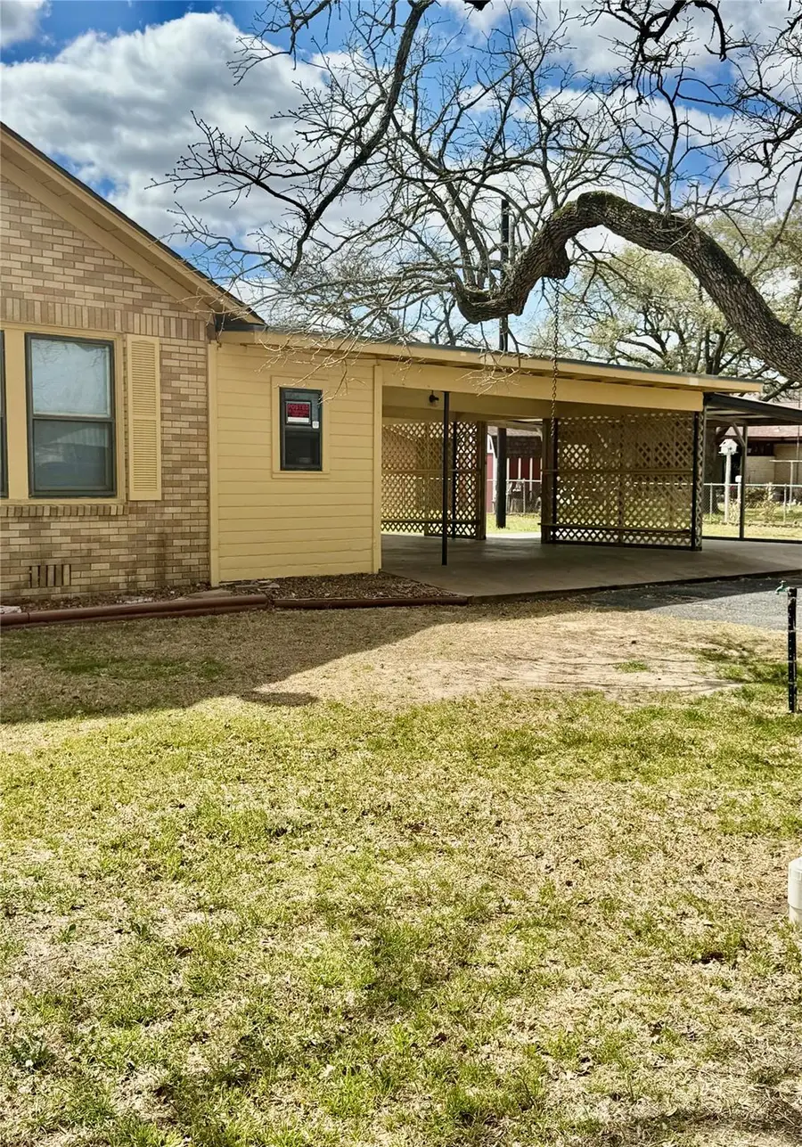 589 N Chambers St, Giddings, TX 78942 - #2