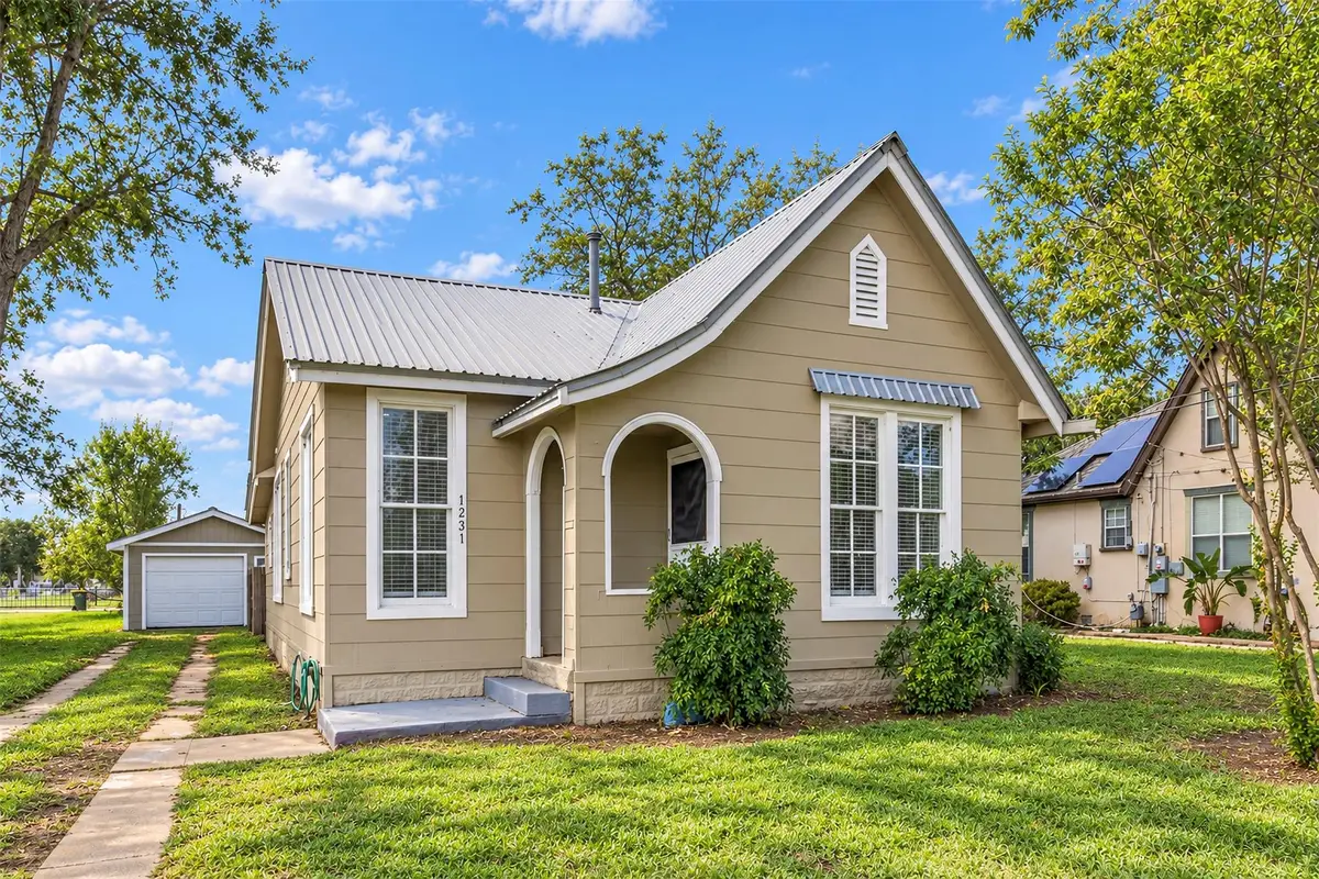1231 N Saint Joseph St, Gonzales, TX 78629 - #1