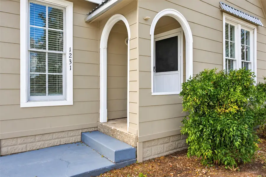 1231 N Saint Joseph St, Gonzales, TX 78629 - #2