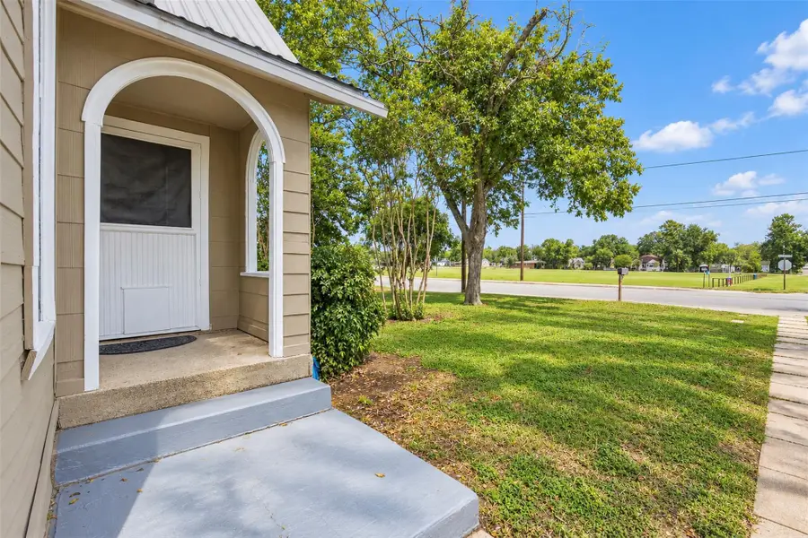1231 N Saint Joseph St, Gonzales, TX 78629 - #3