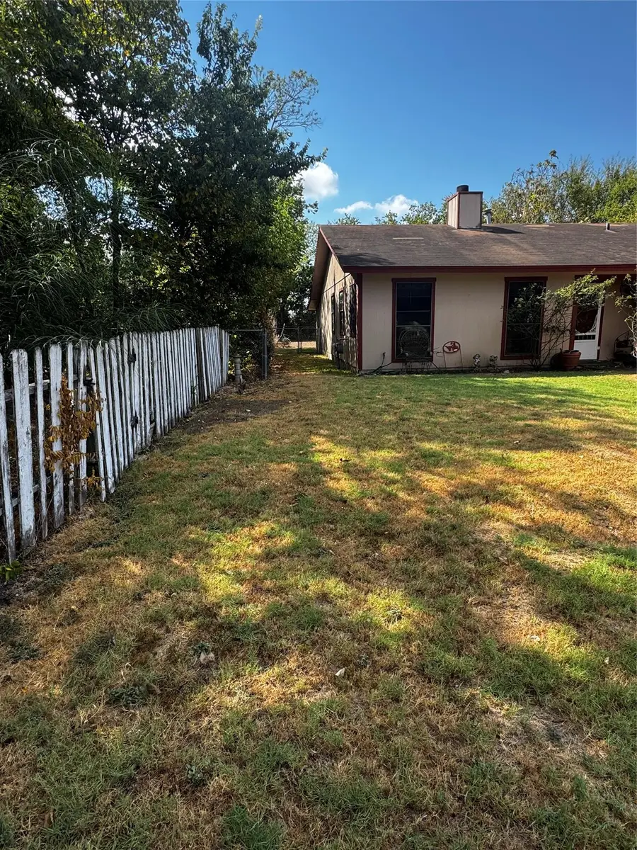 500 Hosack St, Taylor, TX 76574 - #2