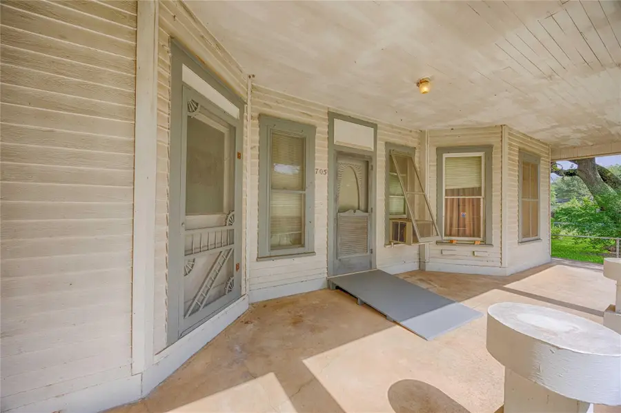 705 Baumgarten St, Schulenburg, TX 78956 - #3