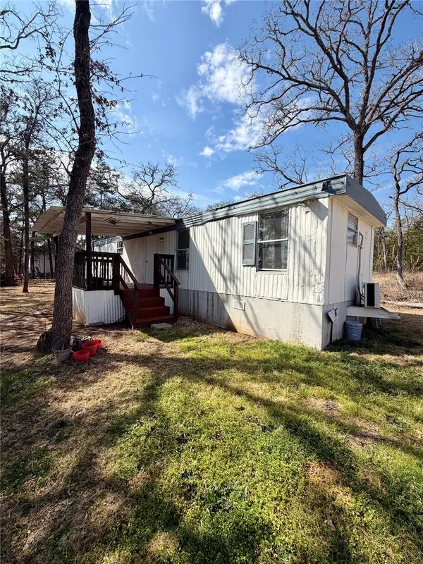 109 Seminole Dr, Smithville, TX 78957