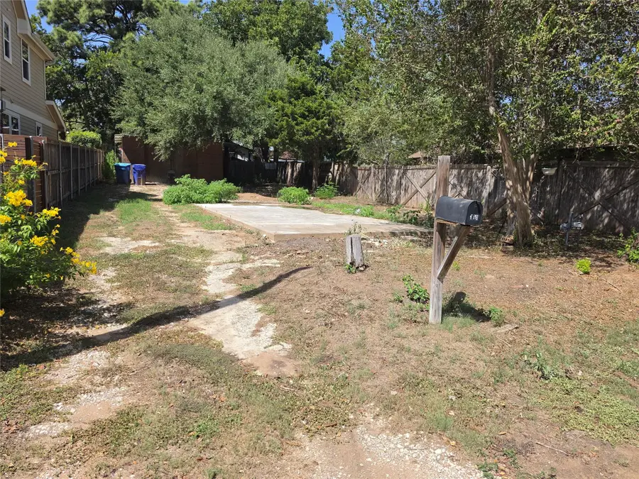 102 E Alamo St, Elgin, TX 78621 - #3
