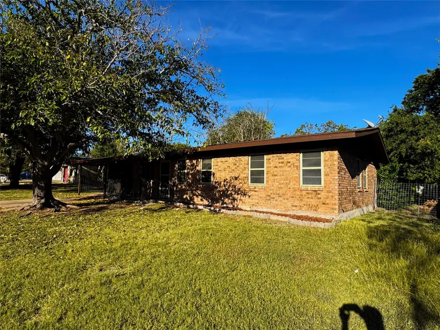 305 Highland Dr, Burnet, TX 78611 - Image #2