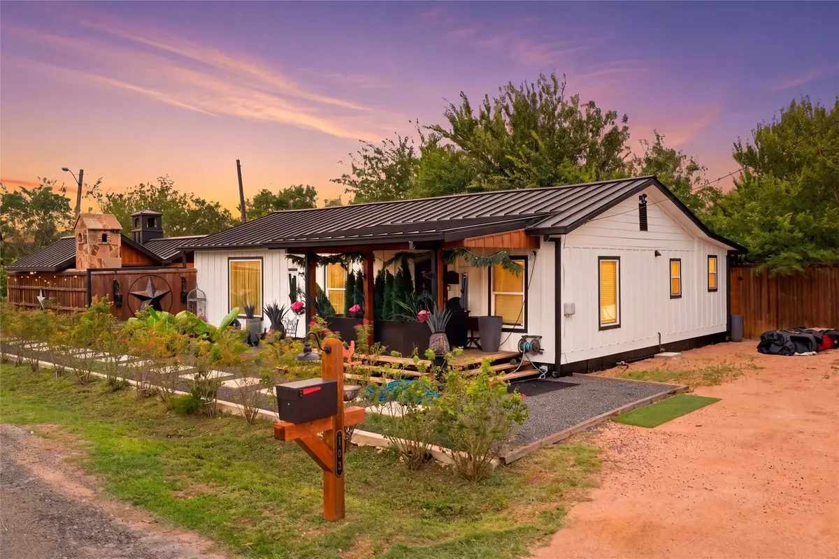 103 Howard St, Taylor, TX 76574 - #1