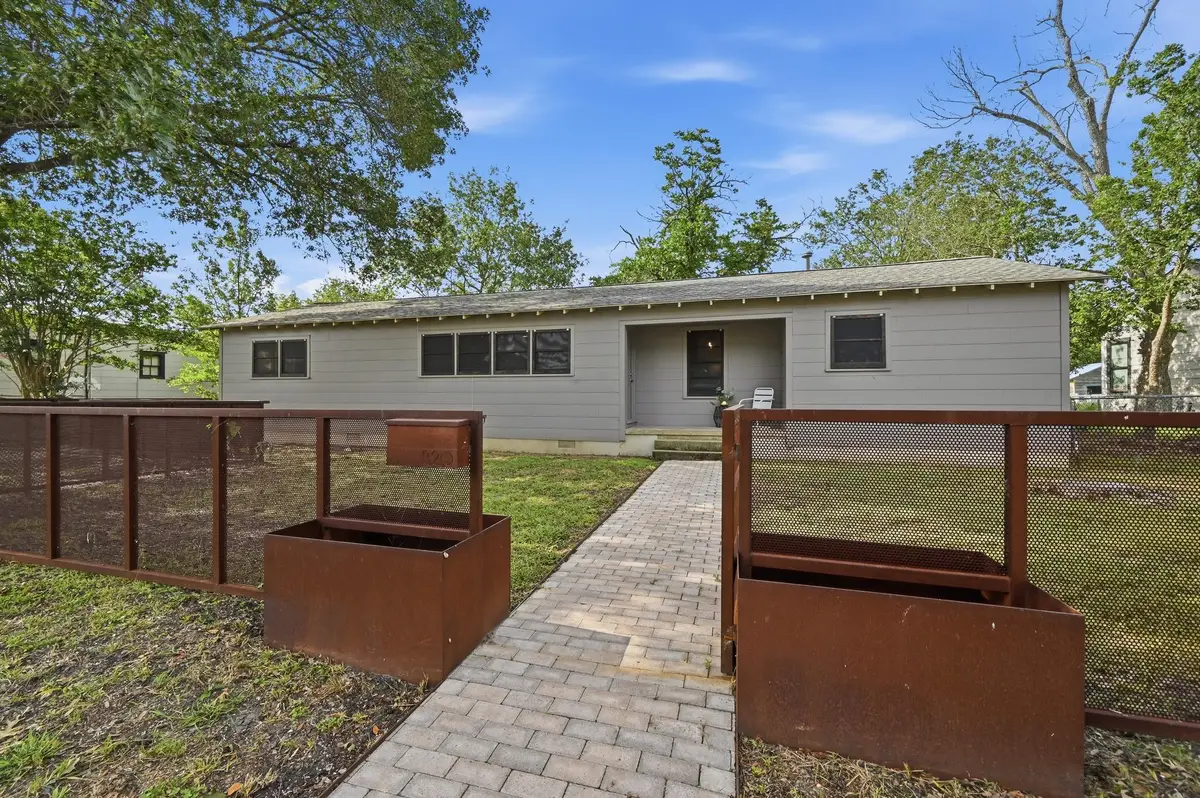 820 Bois D'arc St, Lockhart, TX 78644 - #1